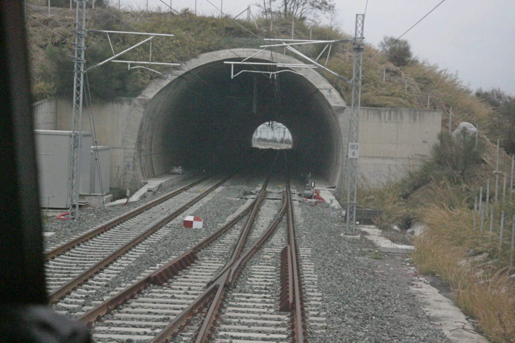 Πληροφορίες για ακινητοποιημένο τρένο με 400 επιβάτες σε σήραγγα μεταξύ Λαμίας – Βόλου