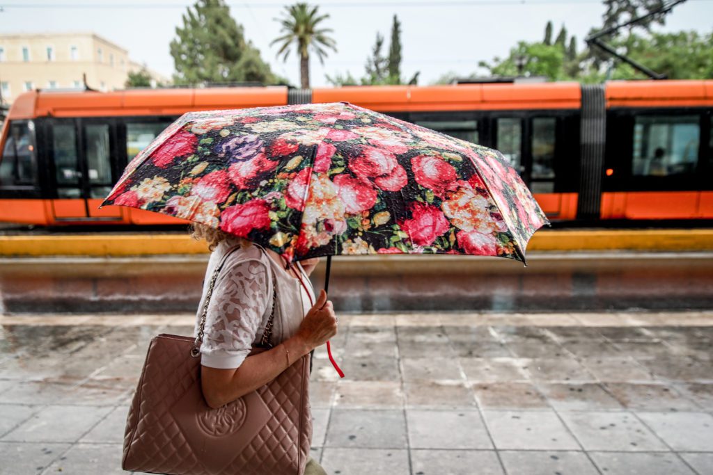 Καιρός: Πού θα βρέξει τις επόμενες ώρες – LIVE η εξέλιξη των φαινομένων