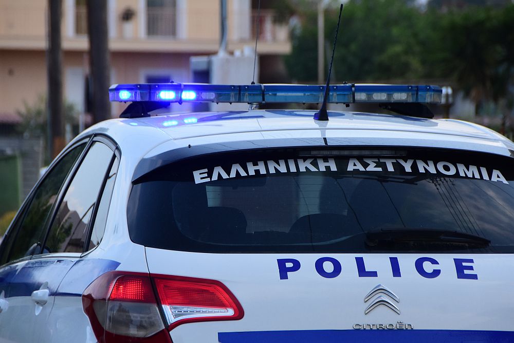 Θεσσαλονίκη: Οπαδοί έκρυβαν στα οχήματά τους ρόπαλα, πυρσούς και κουκούλες – Τρεις συλλήψεις
