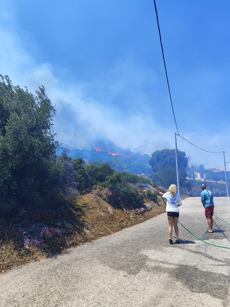 Πυρκαγιά στον νέο Κουβαρά: «Η φωτιά έχει ξεφύγει» λέει ο δήμαρχος Λαυρεωτικής (Video)