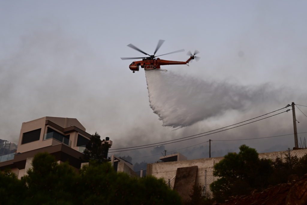 Φωτιά στη Σαρωνίδα: Η καταστροφή είναι τεράστια λέει ο πρώην δήμαρχος – Χωρίς ρεύμα και νερό η περιοχή