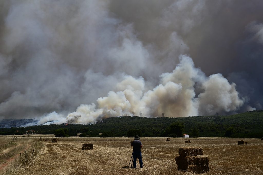 Δήμαρχος Μάνδρας: Η φωτιά πέρασε την παλιά εθνική οδό – Εκκενώνονται οικισμοί (Video)