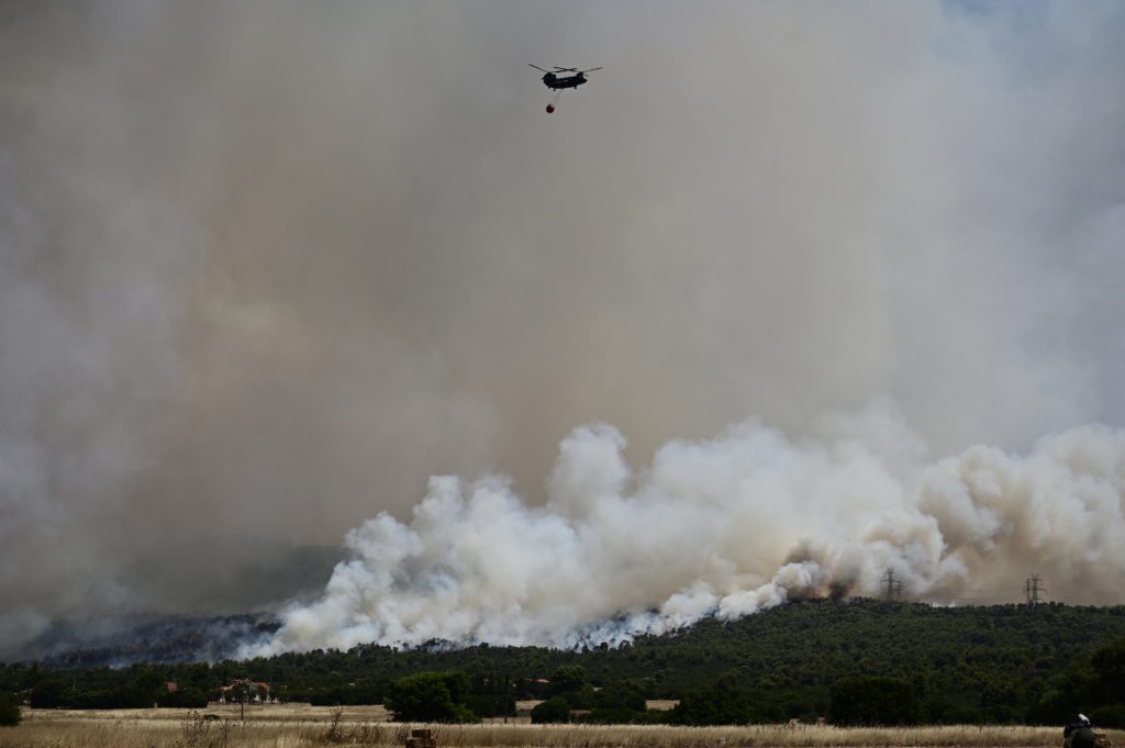 Η Ελλάδα καίγεται και τα κανάλια… χτενίζονται