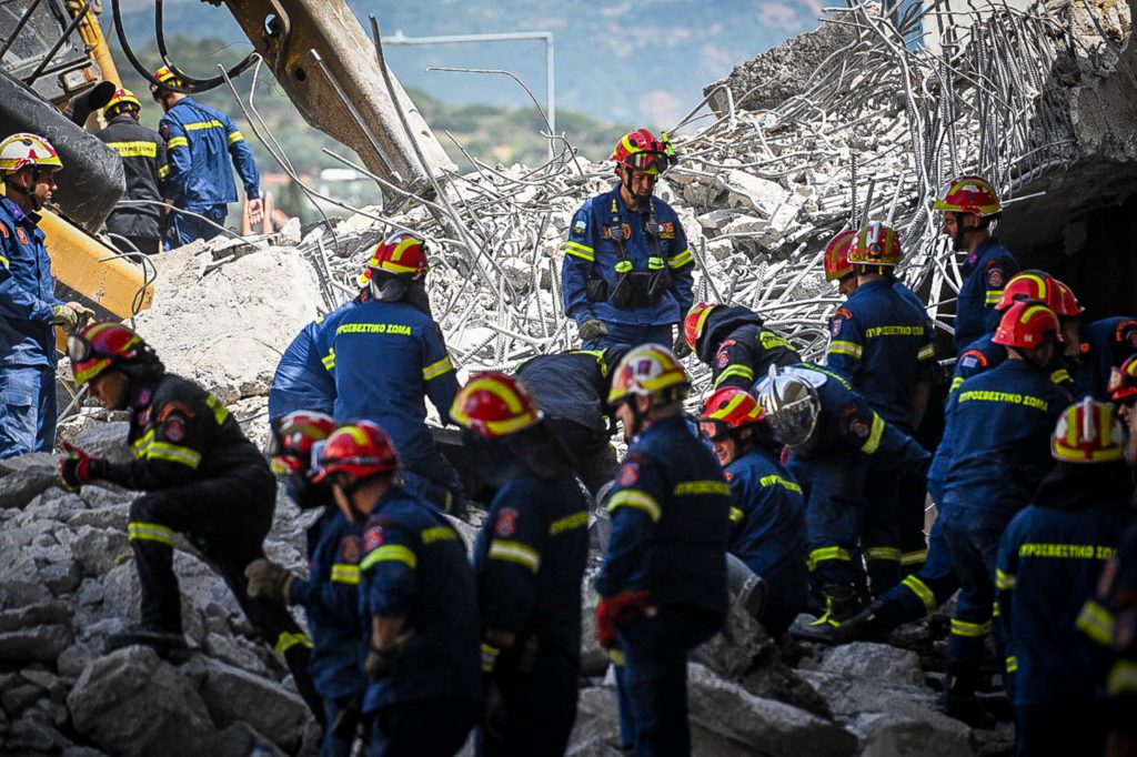 «Με 40 βαθμούς ημέρα Κυριακή, δουλεύουν οι εργάτες, με ευθύνη κρατική»: Πανπατραϊκή απεργία για το δυστύχημα στην Πάτρα