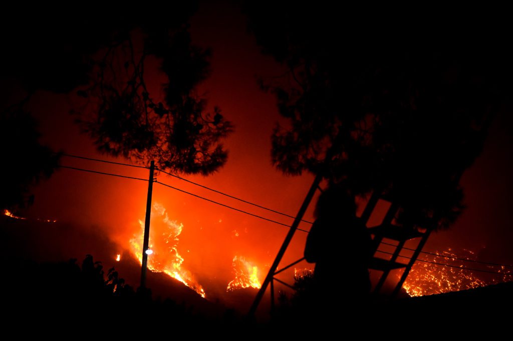 Πύρινος εφιάλτης για μία ακόμα ημέρα: Μάχη με τις φωτιές σε Ρόδο, Κέρκυρα, Εύβοια, Αίγιο