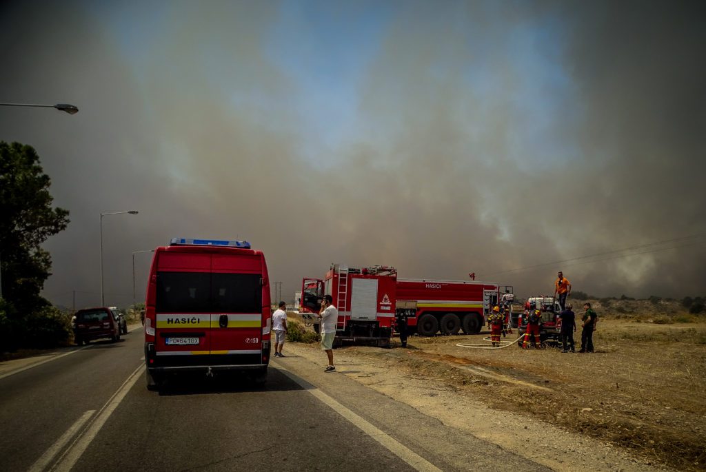 Αλβανία: Μάχη για την κατάσβεση δασικών πυρκαγιών σε παράκτιες τουριστικές περιοχές