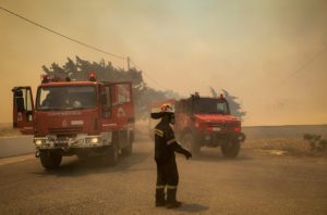 Σάμος: Υπό μερικό έλεγχο η πυρκαγιά σε δασική έκταση