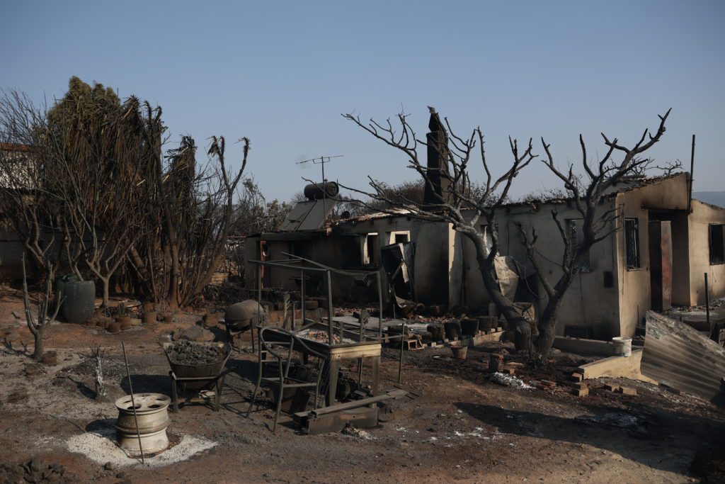 Πυρκαγιές: 112 κτίρια κρίθηκαν επικίνδυνα για χρήση σε Αττική και Κορινθία – Τι έδειξε η καταγραφή