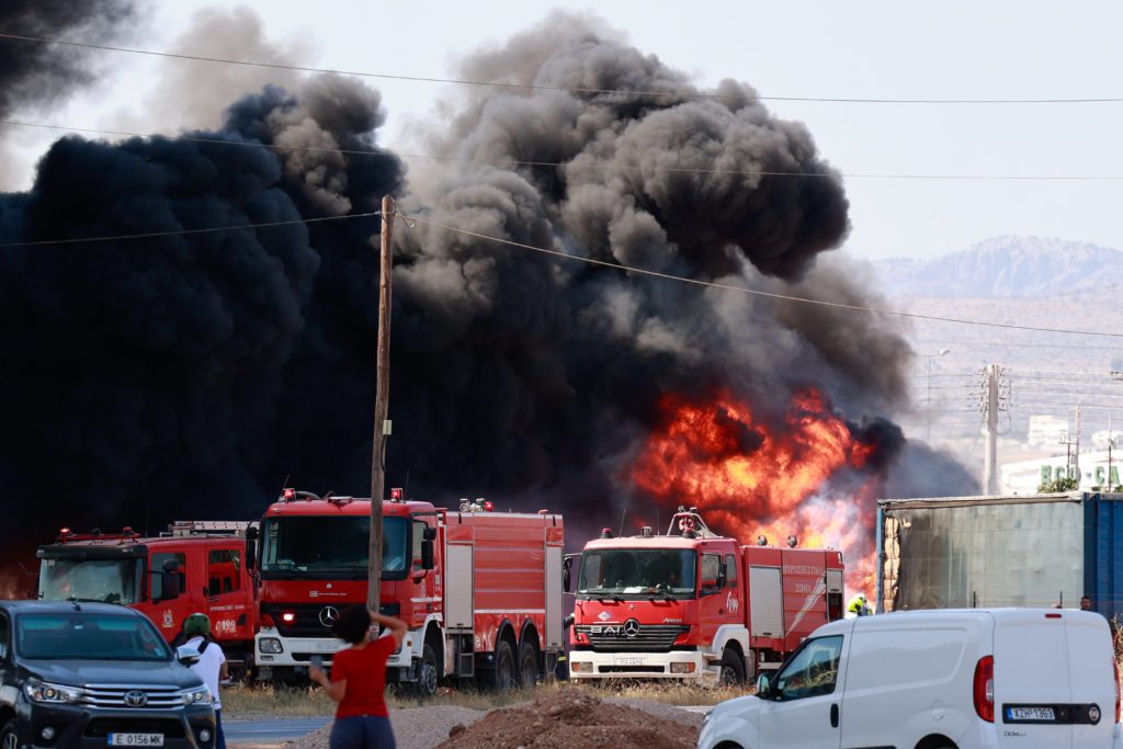 Yπό μερικό έλεγχο η πυρκαγιά σε χώρο στάθμευσης οχημάτων στον Ασπρόπυργο