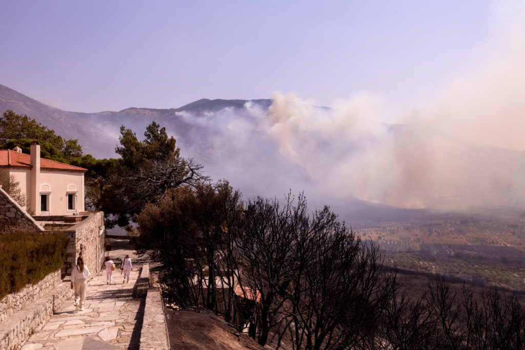 Μάχη με τις αναζωπυρώσεις για τέταρτη ημέρα στη Βοιωτία – Ισχυροί άνεμοι στην περιοχή