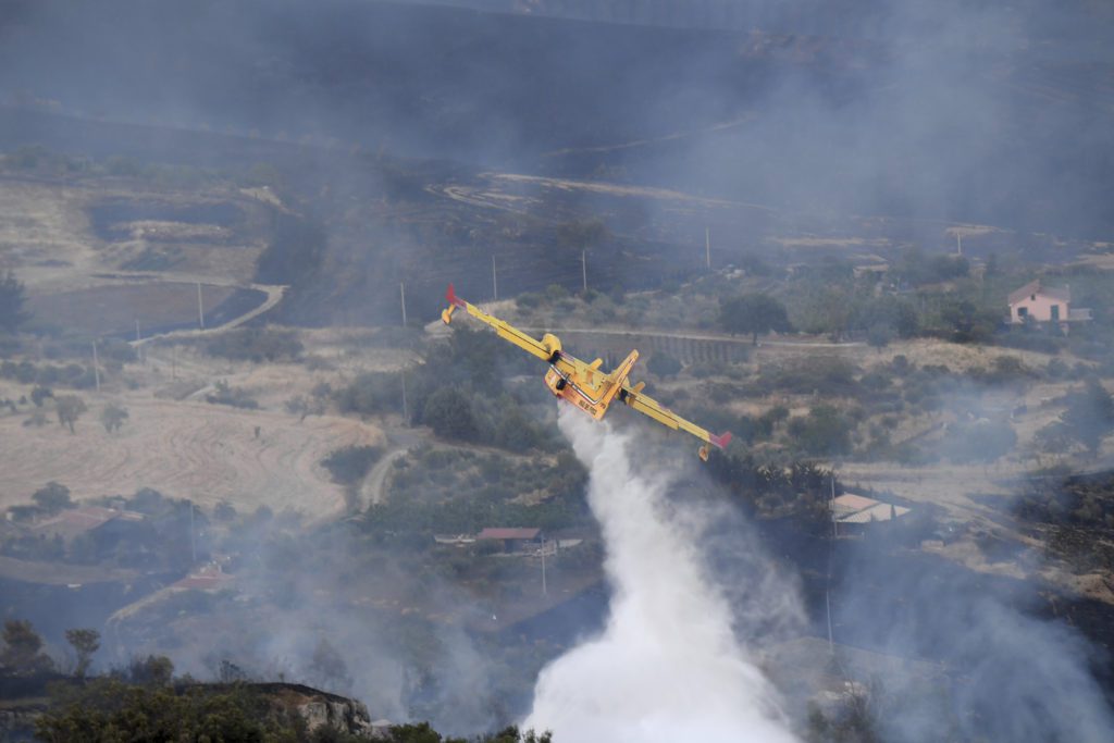 Σικελία: Στο έλεος των πυρκαγιών – Κλειστό το αεροδρόμιο του Τράπανι