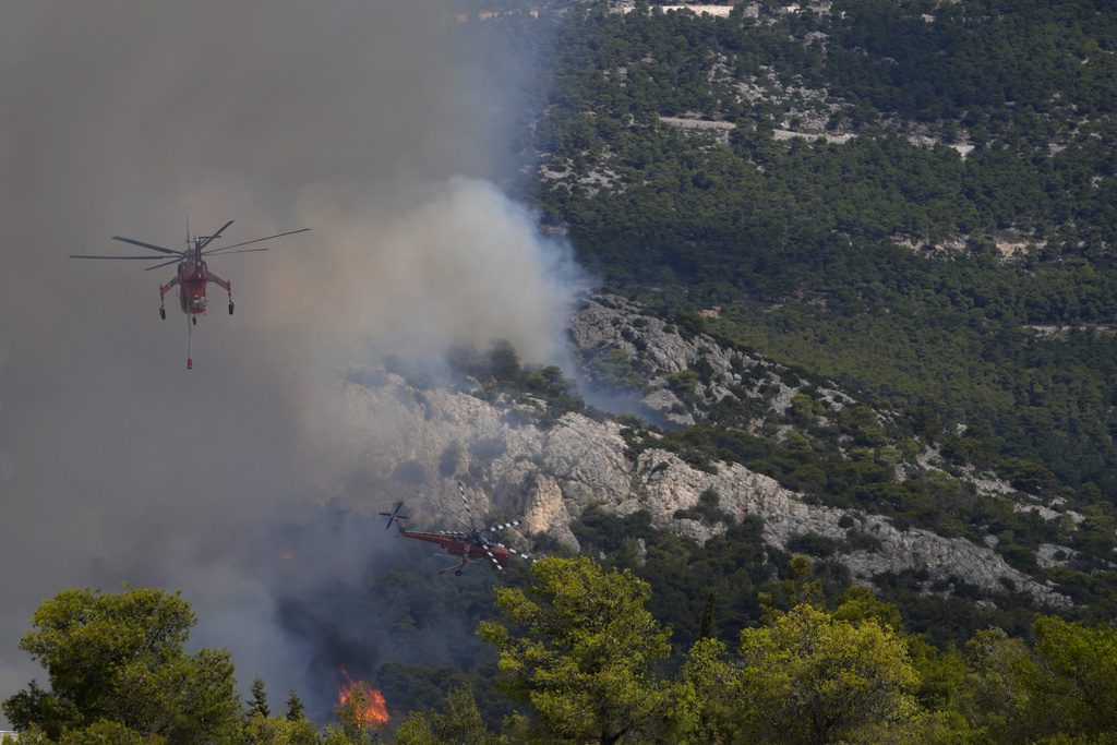 Πυρκαγιά στην Πάρνηθα: Έκλεισαν δρόμοι λόγω της φωτιάς