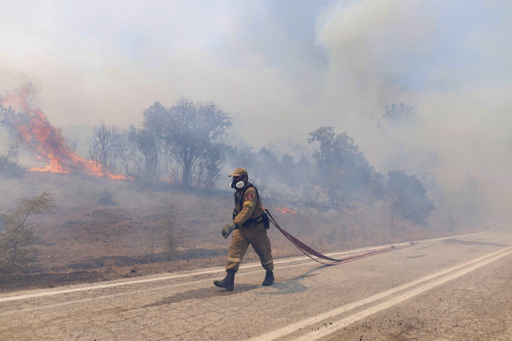 Η χώρα καίγεται και το Μαξίμου δείχνει τη… Χαβάη