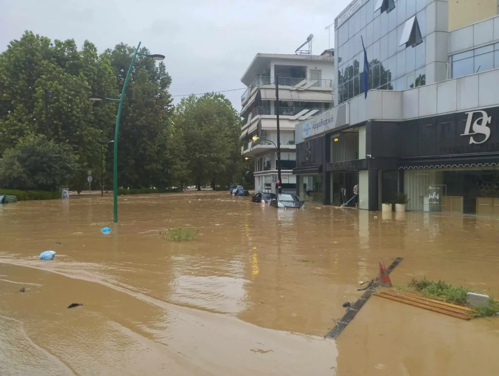 Τεράστια προβλήματα και στα Τρίκαλα: «Φούσκωσε» ο Ληθαίος – Απίστευτες εικόνες