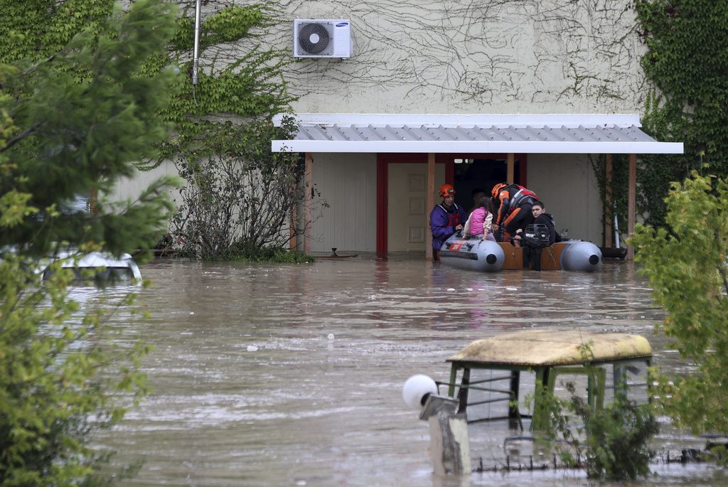 Δραματική έκκληση του δημάρχου στον Παλαμά Καρδίτσας για βοήθεια – «Σίγουρα θα έχουμε πνιγμούς» – Στις στέγες οι κάτοικοι (Video)