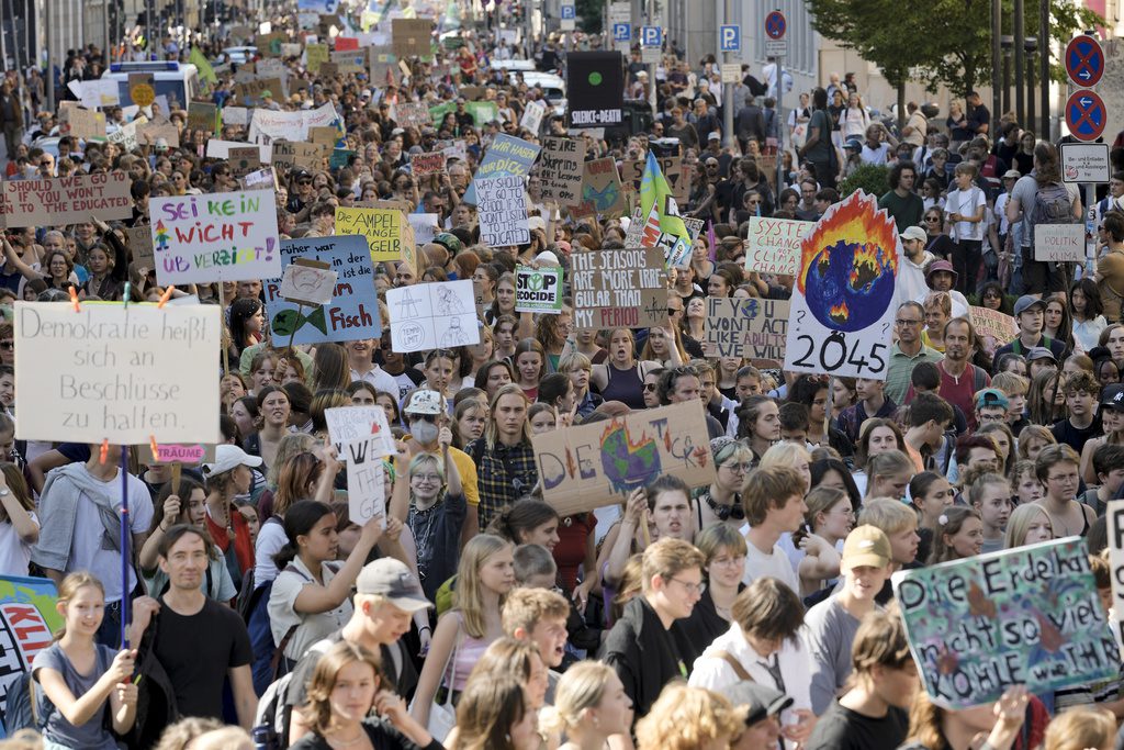Γερμανία: Δεκάδες χιλιάδες πολίτες διαδηλώνουν για την κλιματική αλλαγή