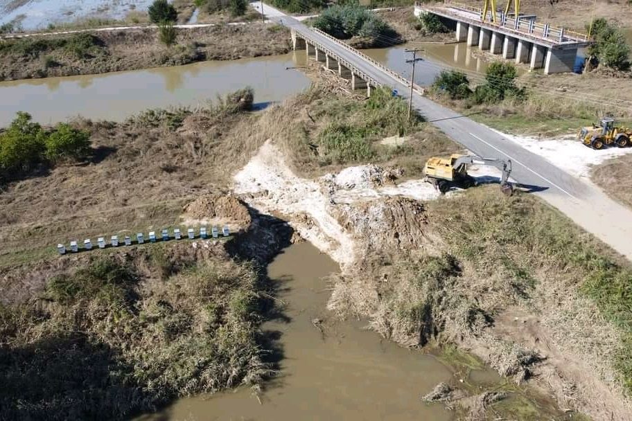 Πλημμύρες: Μπαλάκι οι ευθύνες για το σπάσιμο του φράγματος που έπνιξε τον Παλαμά (Video)