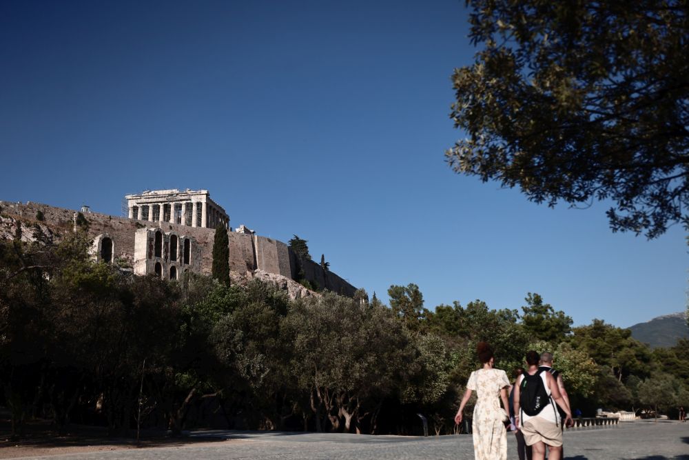 Καιρός: Λίγες νεφώσεις και θερμοκρασία έως 28 βαθμοί Κελσίου – Πού προβλέπονται τοπικές βροχές