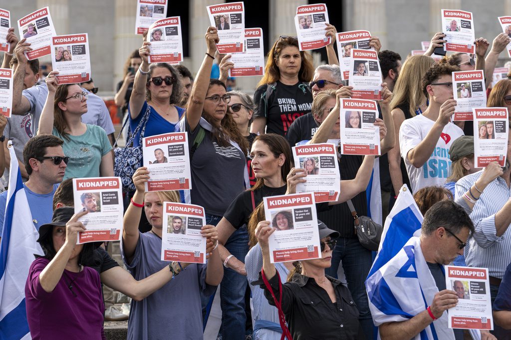 Μέση Ανατολή: Οι οικογένειες των ομήρων απαιτούν εξηγήσεις μετά τους βομβαρδισμούς στη Γάζα