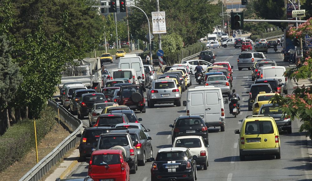 Έκαναν κόντρες στην παραλιακή: Κατασχέθηκαν τα δύο ΙΧ, συνελήφθησαν οι οδηγοί