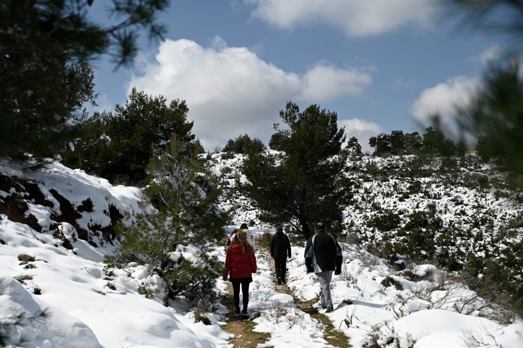 Καιρός: Χειμωνιάτικο σκηνικό το Σαββατοκύριακο – Tσουχτερό κρύο, έρχονται τα πρώτα χιόνια (Video)