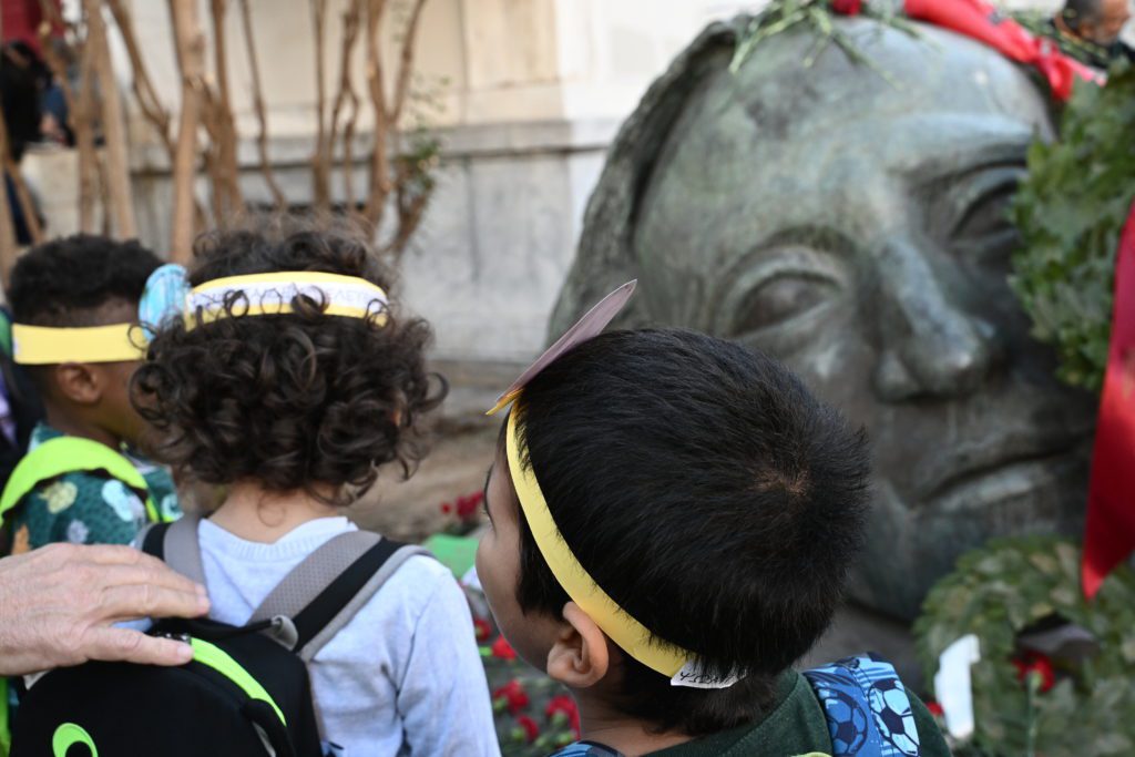 Πολυτεχνείο: 50 χρόνια από την ιστορική εξέγερση – Πλήθος κόσμου στο ιστορικό κτίριο της Πατησίων (Photos)