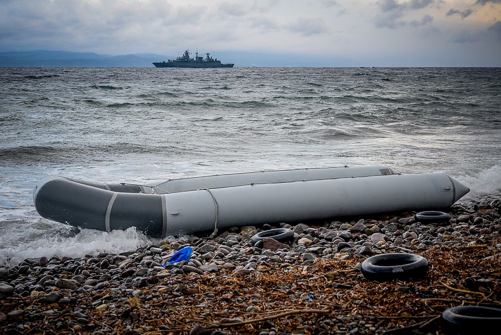 Ναυάγιο με πρόσφυγες στο Αγαθονήσι: Νεκρή μία γυναίκα – 18 άτομα διασώθηκαν (Video)