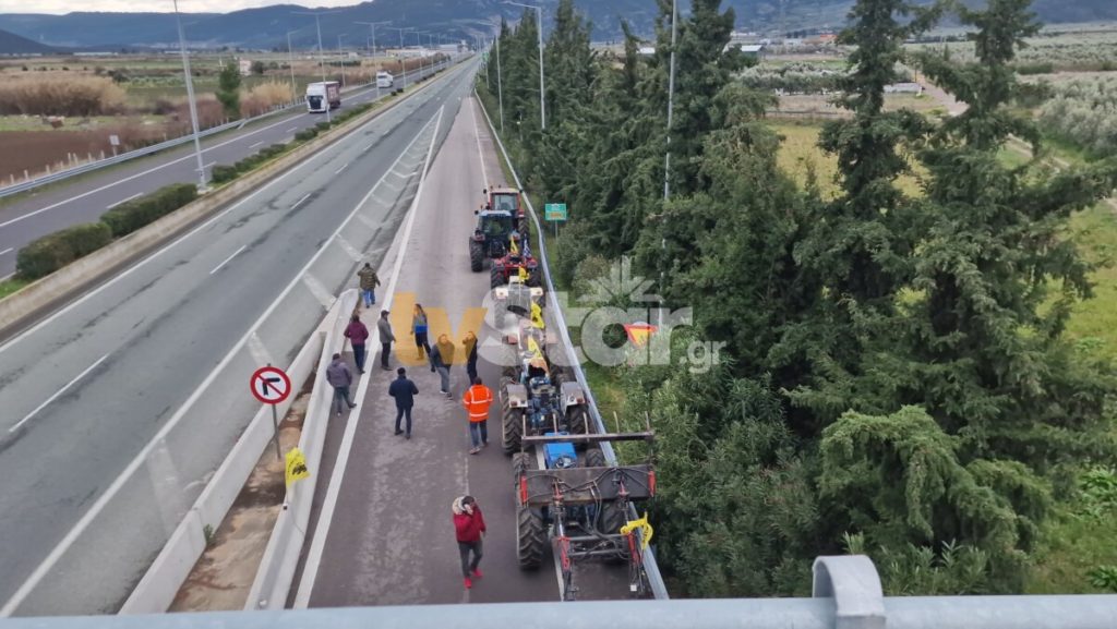 Αταλάντη: Οι αγρότες πέρασαν το μπλόκο της αστυνομίας και βγήκαν στην Εθνική Οδό (Photos – Videos)