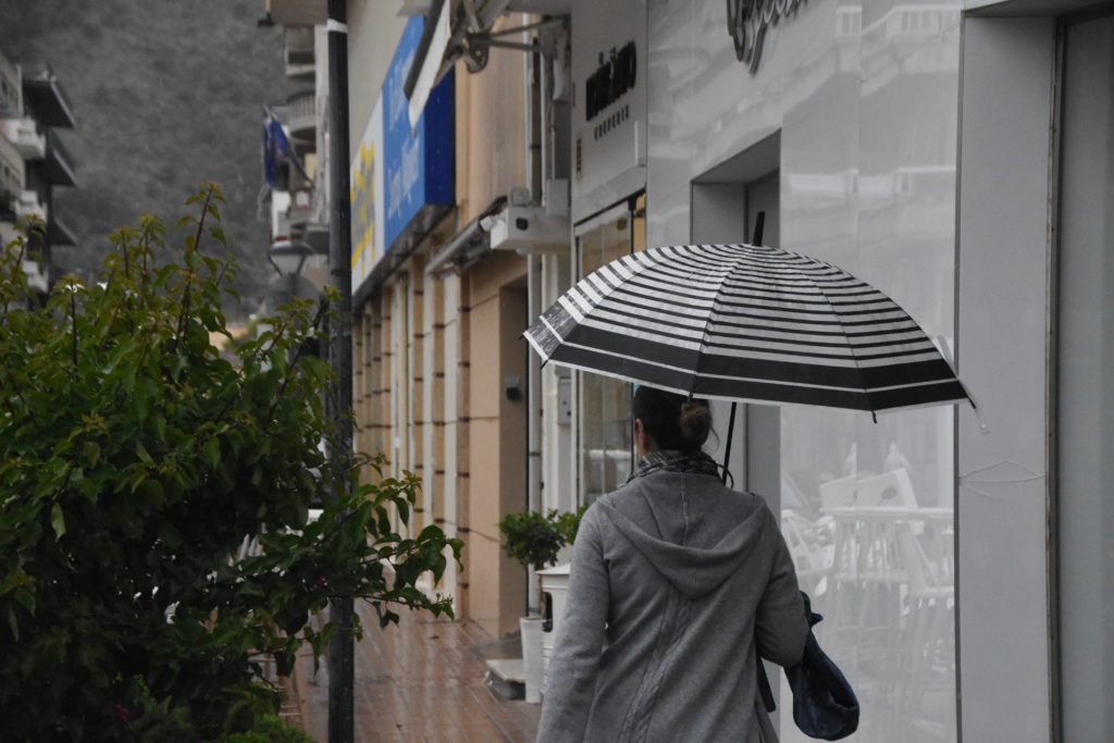 Καιρός: Πέφτει κι άλλο η θερμοκρασία – Βροχές στα δυτικά και τα βόρεια