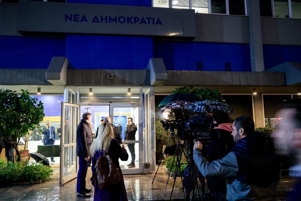 Μπάχαλο χωρίς τέλος στη ΝΔ με τα «γαλάζια» φροντιστήρια για τα ομόφυλα ζευγαρια – Οι ηχηρές διαφωνιες