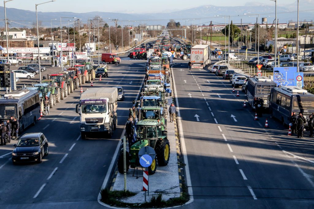 «Απόβαση» των αγροτών στη Θεσσαλονίκη – Μπλόκα και κινητοποιήσεις κόντρα στις επικοινωνιακές εξαγγελίες Μητσοτάκη