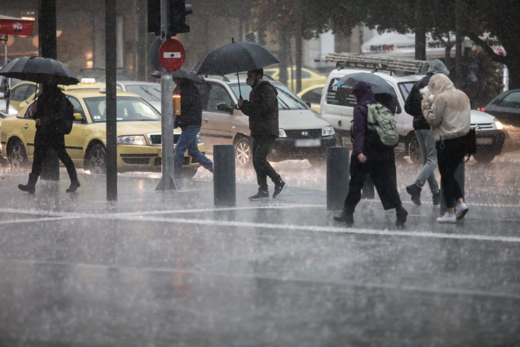 Καιρός: Πτώση της θερμοκρασίας, βροχή και χιονοπτώσεις την Παρασκευή (LIVE)