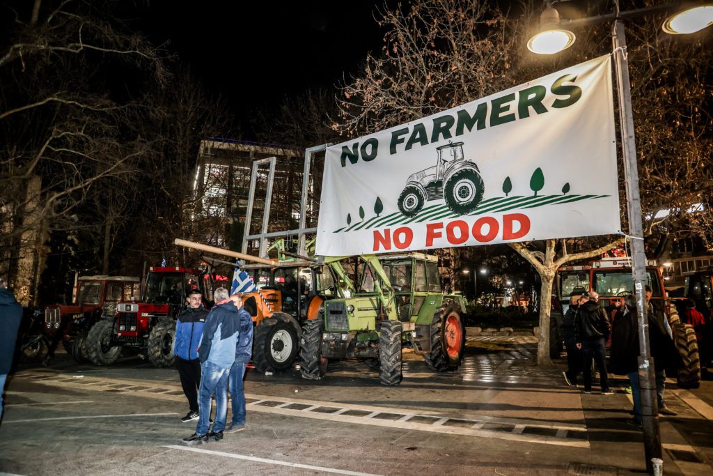 Λάρισα: Αγρότες θα διανυκτερεύσουν με τα τρακτέρ τους στην κεντρική πλατεία  (Photos – Videos)