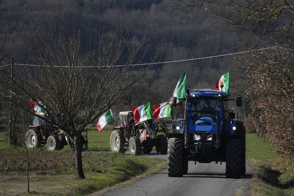 Ιταλία: Οι αγρότες έκαναν πίσω και στέλνουν τέσσερα τρακτέρ στο κέντρο της Ρώμης