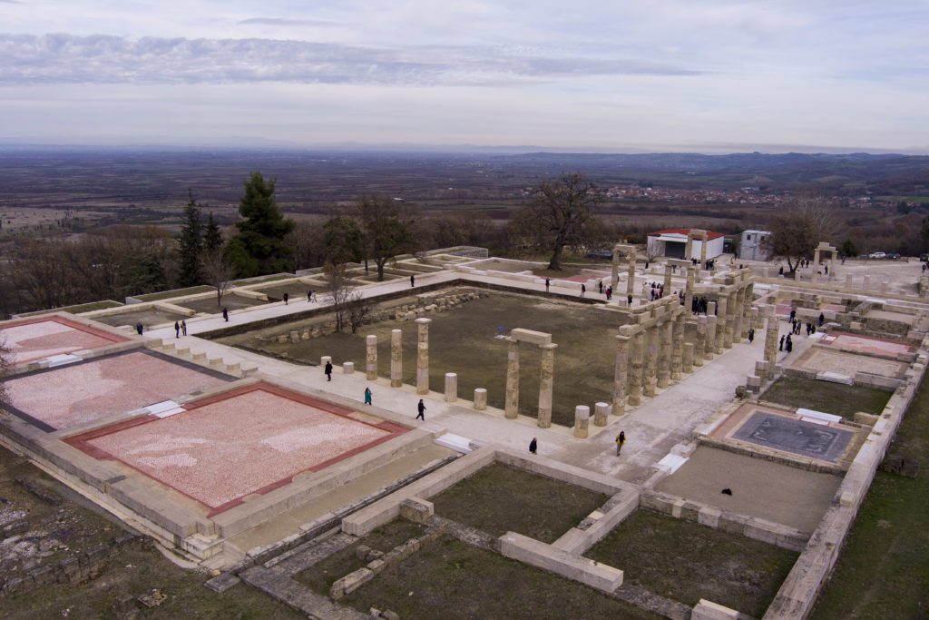 Πόλεμος για τις Αιγές με πύρινες επιστολές