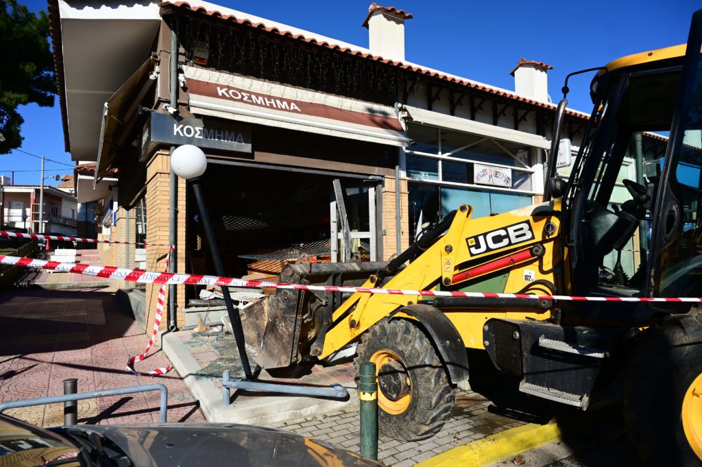 Κλεμμένη από τον δήμο Ωρωπού η μπουλντόζα που ισοπέδωσε κοσμηματοπωλείο – «”Μπάτε σκύλοι, αλέστε” το αμαξοστάσιο»