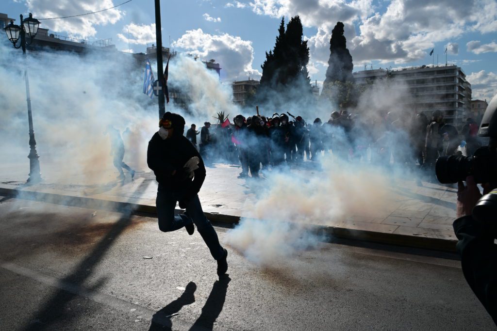 Νέα επεισόδια στο πανεκπαιδευτικό συλλαλητήριο – Μπροστά από τη Βουλή (Video – Photos)