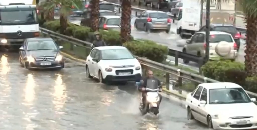 Καταιγίδα Emil: Πλημμύρα στην Παραλιακή – Κυκλοφοριακό χάος σε πολλούς δρόμους της Αθήνας