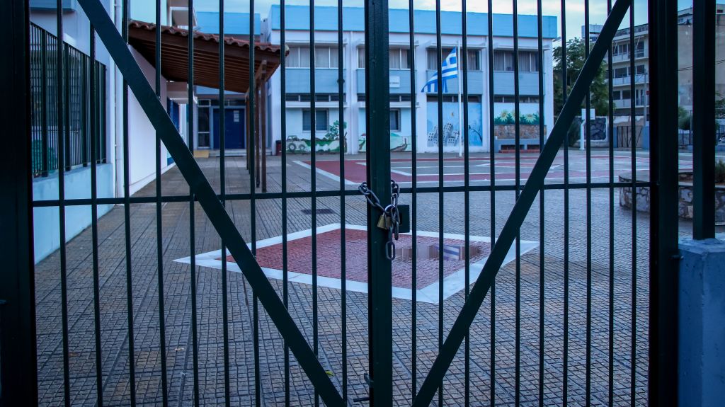 Συναγερμός στην Κηφισιά: Πόρτα καταπλάκωσε μαθητές σε Δημοτικό – Τραυματίστηκε σοβαρά ένα παιδί