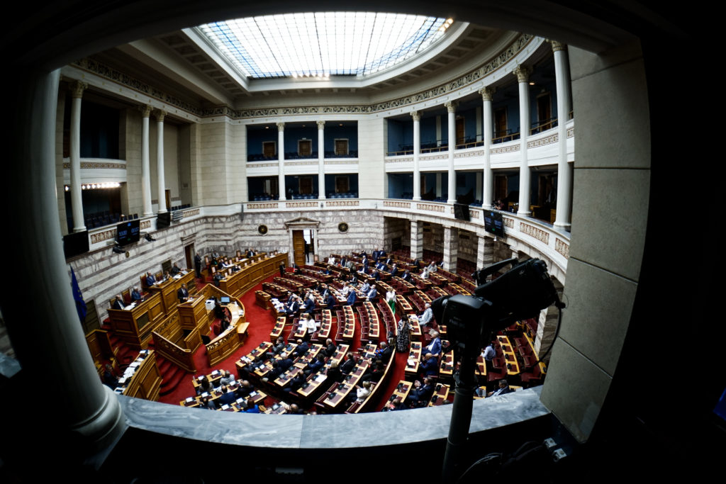Στη Βουλή η δικογραφία για το έγκλημα στα Τέμπη