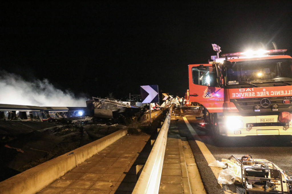 Τέμπη: Έως 15 τόνοι εύφλεκτου υλικού υπήρχαν στο τρένο, πολλοί θάνατοι οφείλονται στη φωτιά – Τι έδειξε νέα έκθεση