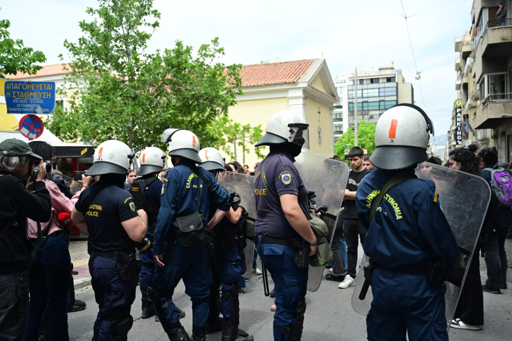 Εισβολή της ΕΛ.ΑΣ. στη Νομική: Για την κατάληψη υπέρ της Παλαιστίνης – 27 προσαγωγές (Photos – Video)