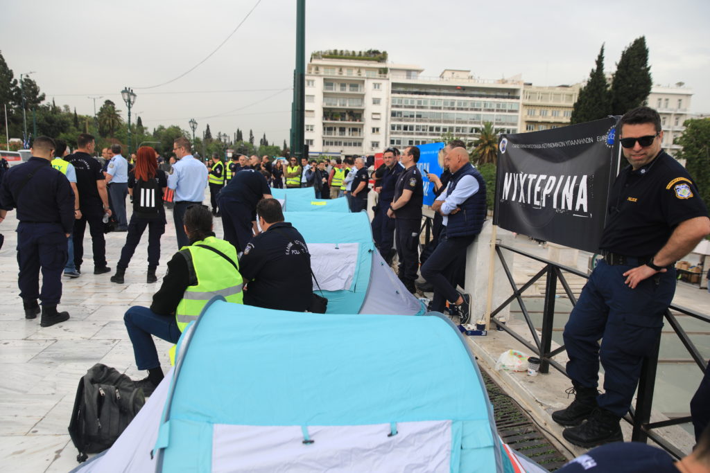 Διαμαρτυρία Αστυνομικών με σκηνές στο Σύνταγμα: «Ως εδώ στη φτωχοποίηση» (Photos – Video)