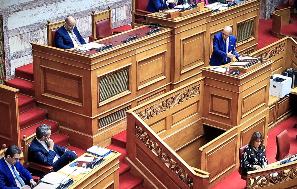 Βουλή: Νευρίασε ο Μητσοτάκης όταν ο Βελόπουλος του θύμισε πως Σπανάκης – Καραμπατσώλη βράβευσε την εφοριακό της Χαλκίδας