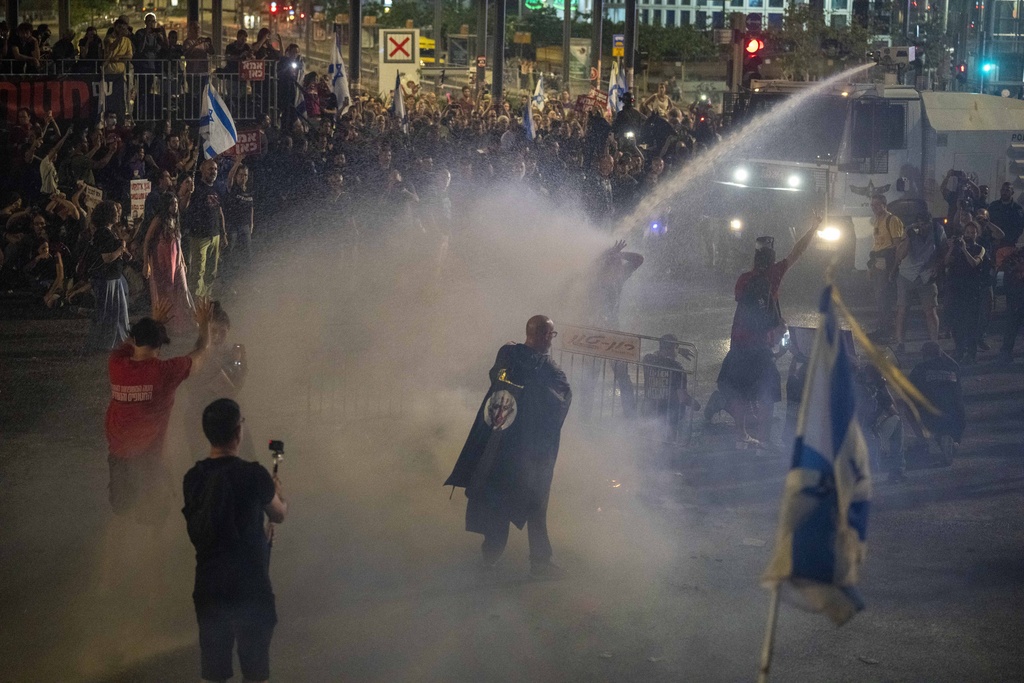 Ισραήλ – Tελ Αβίβ: Νέες συγκρούσεις αντικυβερνητικών διαδηλωτών με την αστυνομία – Ζητούν συμφωνία για τους ομήρους (Video)