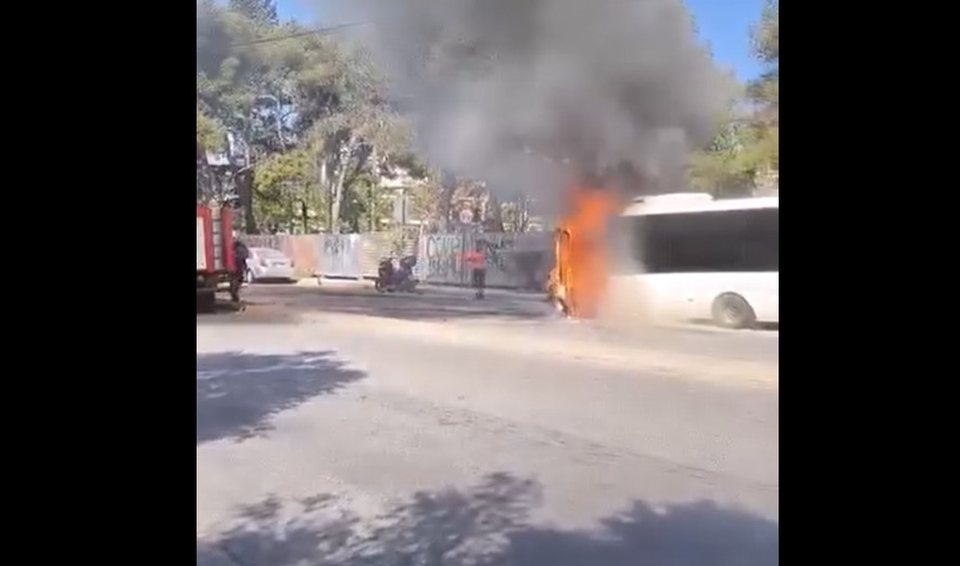 Πυρκαγιά σε τουριστικό λεωφορείο στο Χαϊδάρι – Αποκαταστάθηκε η κυκλοφορία (Video)