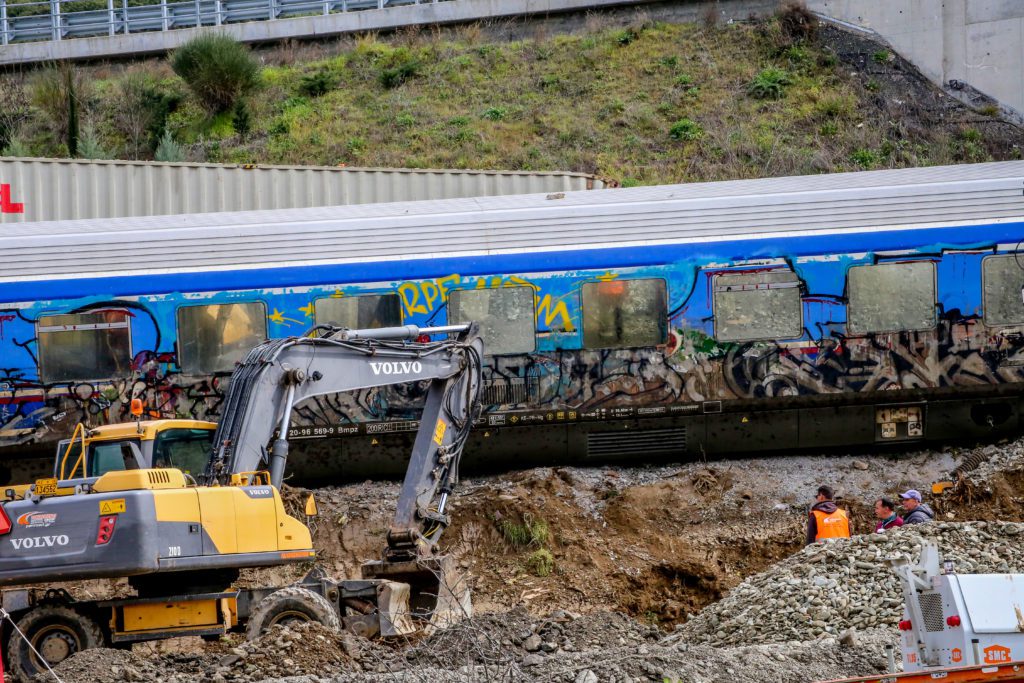 Τέμπη: Ποινική δίωξη στην πρόεδρο της ΡΑΣ και πυροσβέστες