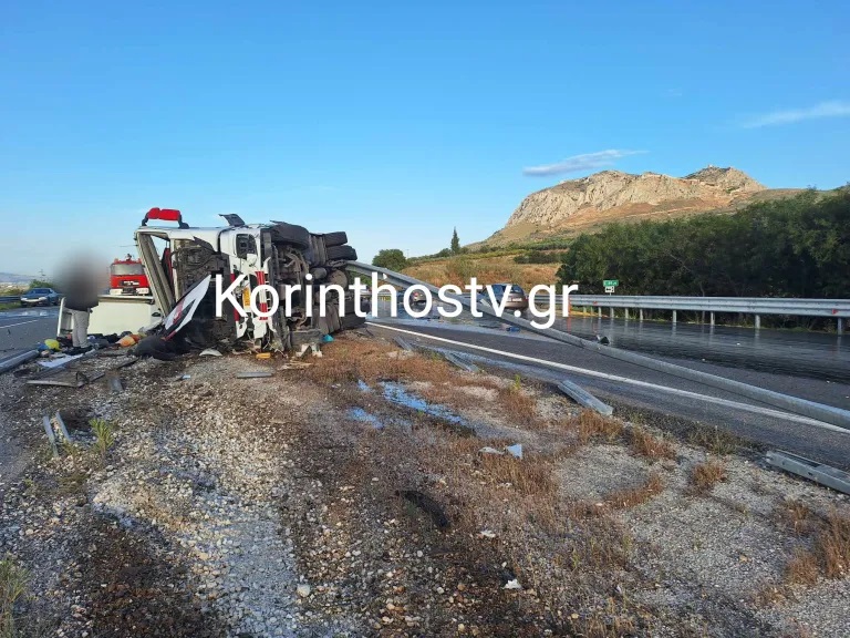 Σοβαρό τροχαίο στην Ε.Ο Κορίνθου – Πατρών: Ανετράπη φορτηγό – Τραυματίστηκε ο οδηγός (Video – Photos)