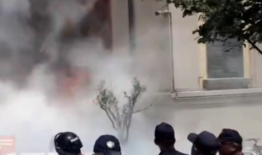 Αλβανία: Διαδηλωτές πέταξαν μολότοφ και αυγά στο δημαρχείο Τιράνων – Ζητούν την παραίτηση του Δημάρχου (Video)