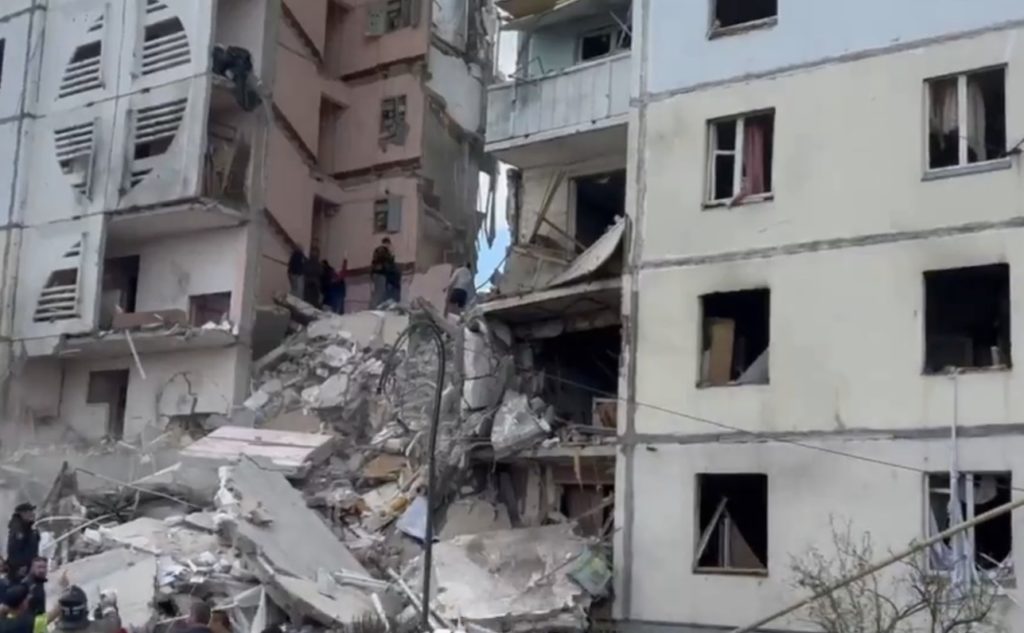 Ρωσία – Μπέλγκοροντ: Κατάρρευση πολυώροφου κτιρίου από ουκρανικό πλήγμα – Πολλοί νεκροί και παγιδευμένοι (Video)